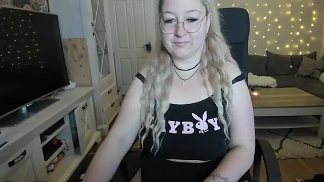 Snapshot of Lillyloo_ chatting on 10/06/25, 03:48 Lillyloo online show from 10/06/25, 03:48