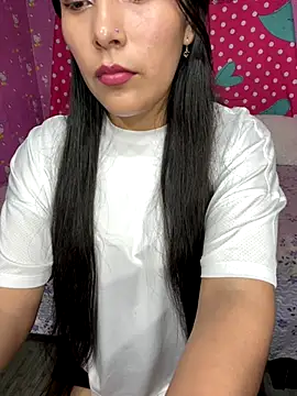 Snapshot of Velyn_18 chatting on 11/25/25, 04:34 Velyn 18 online show from 11/25/25, 04:34