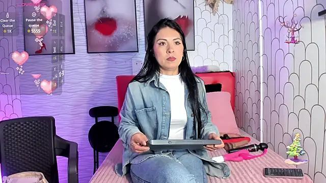 Snapshot of Ella_Rousse chatting on 01/06/25, 02:03 Ella Rousse online show from 01/06/25, 02:03