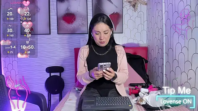 Snapshot of Ella_Rousse chatting on 02/14/25, 12:25 Ella Rousse online show from 02/14/25, 12:25