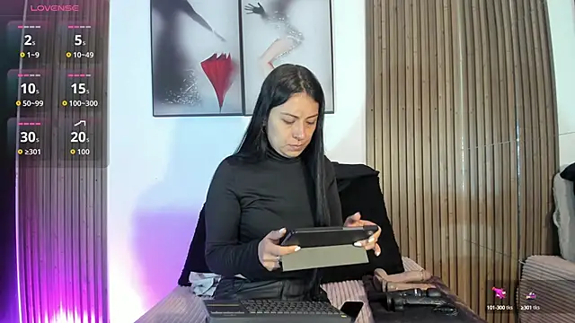 Snapshot of Ella_Rousse chatting on 10/14/25, 12:17 Ella Rousse online show from 10/14/25, 12:17