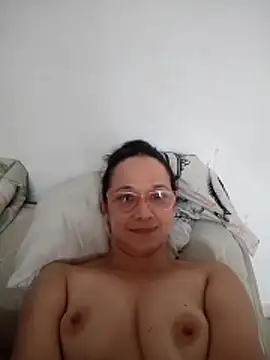 Snapshot of nicolle_milf1978 chatting on 05/29/26, 12:47 nicolle milf1978 online show from 05/29/26, 12:47