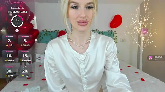 Snapshot of Lana_kitty__ chatting on 02/17/25, 04:20 Lana kitty online show from 02/17/25, 04:20