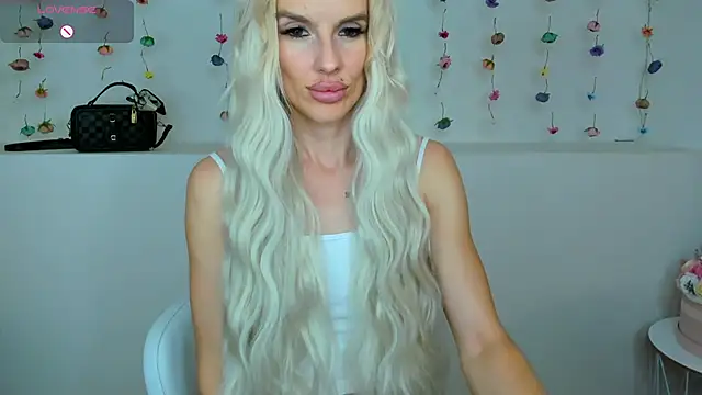 Snapshot of Lana_kitty__ chatting on 09/22/25, 10:12 Lana kitty online show from 09/22/25, 10:12