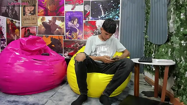 Snapshot of Jeffry_wolvess chatting on 01/13/25, 12:35 Jeffry wolvess online show from 01/13/25, 12:35