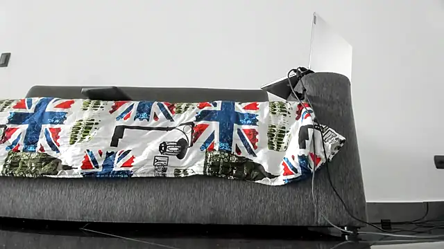 Snapshot of latin_bbc chatting on 10/15/25, 04:07 latin bbc online show from 10/15/25, 04:07