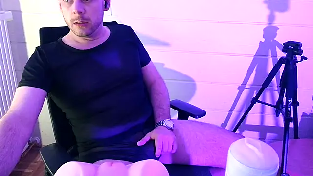 Snapshot of Toyboy84X chatting on 02/08/25, 11:24 Toyboy84X online show from 02/08/25, 11:24