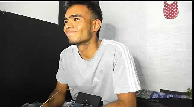 Snapshot of alessandro_2005 chatting on 02/08/25, 09:15 alessandro 2005 online show from 02/08/25, 09:15