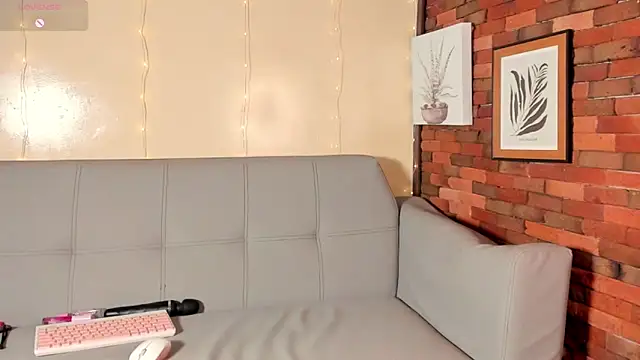 Snapshot of emmamillher chatting on 12/16/24, 04:23 emmamillher online show from 12/16/24, 04:23