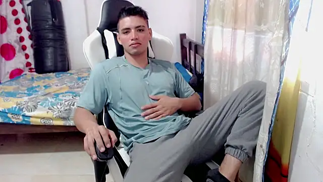 Snapshot of danilo302209 chatting on 01/21/25, 02:15 danilo302209 online show from 01/21/25, 02:15