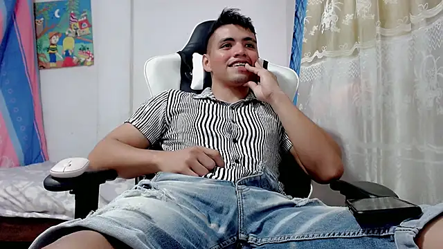 Snapshot of danilo302209 chatting on 02/25/25, 05:04 danilo302209 online show from 02/25/25, 05:04