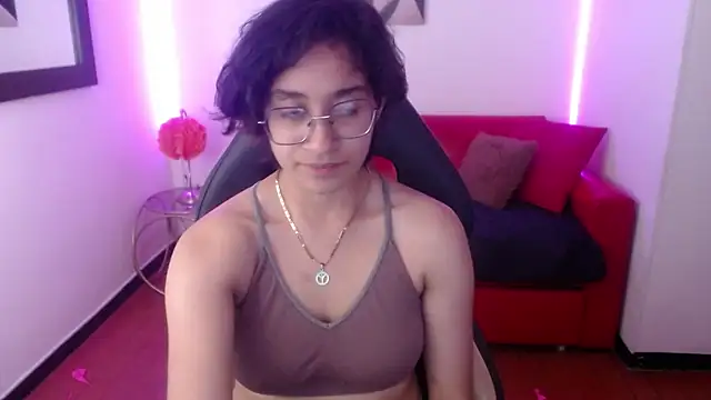 Lili Gomez  online show from 02/02/25, 04:43