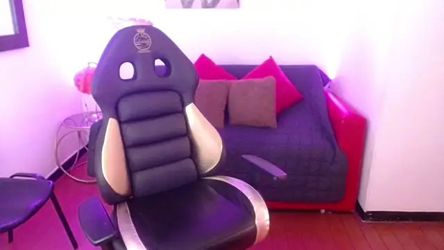 Lili Gomez  online show from 02/04/25, 04:39