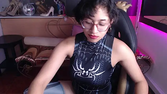 Lili Gomez  online show from 10/09/25, 01:20