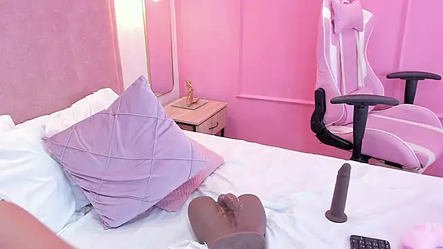 Snapshot of sophiawhite__ chatting on 01/14/25, 04:18 sophiawhite online show from 01/14/25, 04:18