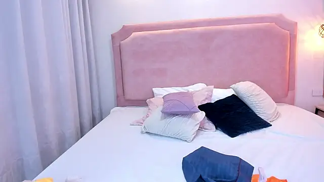 Snapshot of sophiawhite__ chatting on 03/05/25, 07:38 sophiawhite online show from 03/05/25, 07:38