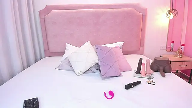 Snapshot of sophiawhite__ chatting on 03/19/25, 01:18 sophiawhite online show from 03/19/25, 01:18