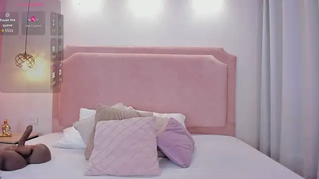 Snapshot of sophiawhite__ chatting on 09/30/25, 02:00 sophiawhite online show from 09/30/25, 02:00