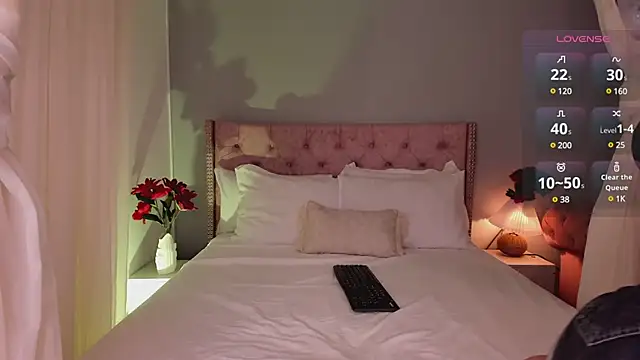 Lia Sweett  online show from 02/26/25, 02:57