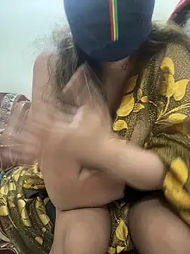 Snapshot of HoneyBearCpl chatting on 12/29/24, 07:32 HoneyBearCpl online show from 12/29/24, 07:32