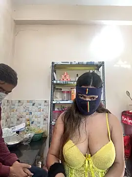 Snapshot of HoneyBearCpl chatting on 02/02/25, 08:57 HoneyBearCpl online show from 02/02/25, 08:57