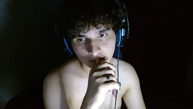 Snapshot of Charley_quin chatting on 05/15/26, 02:07 Charley quin online show from 05/15/26, 02:07