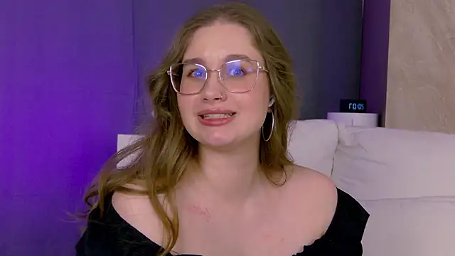 Snapshot of EllieHayes chatting on 06/19/26, 05:06 EllieHayes online show from 06/19/26, 05:06