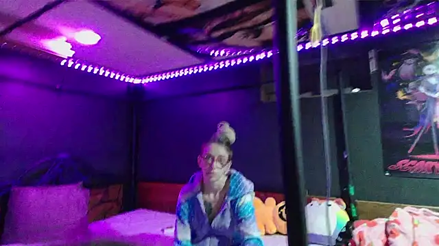 Stonermama666420 online show from 12/14/25, 04:18