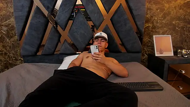 Flynn Riider online show from 01/27/25, 11:22