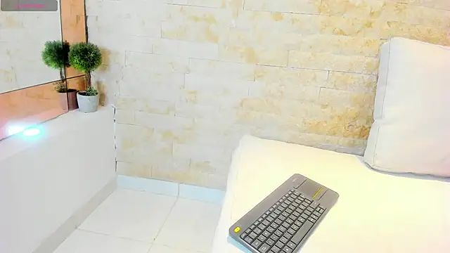 mia roldan  online show from 02/15/25, 07:39