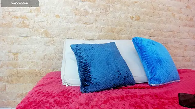 mia roldan  online show from 10/22/25, 12:27