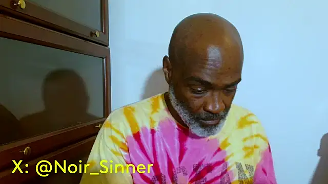 Snapshot of sinnernoir chatting on 05/19/26, 01:22 sinnernoir online show from 05/19/26, 01:22