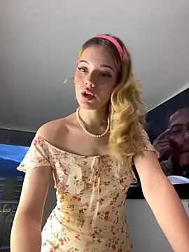 NicoleCut online show from 09/18/25, 10:39