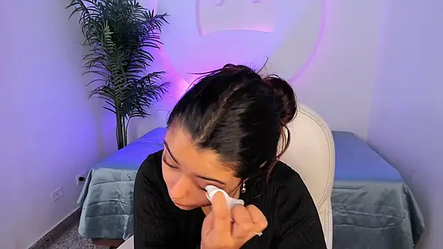 Snapshot of Ariana_Pierce chatting on 12/20/25, 12:34 Ariana Pierce online show from 12/20/25, 12:34
