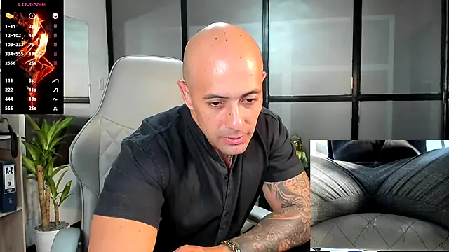 Snapshot of ryan_master_ chatting on 12/16/24, 10:03 ryan master online show from 12/16/24, 10:03