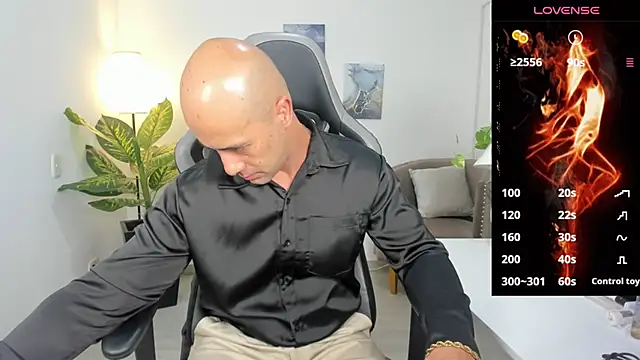 Snapshot of ryan_master_ chatting on 12/21/24, 10:17 ryan master online show from 12/21/24, 10:17