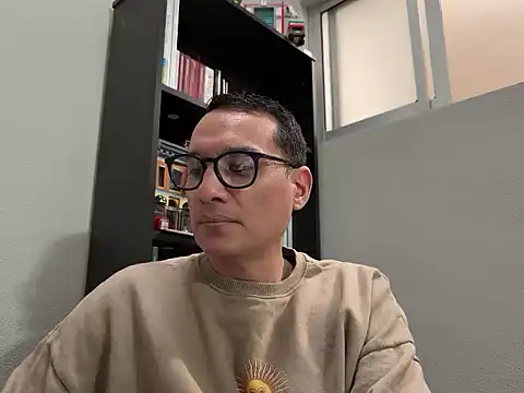 Snapshot of alex_ruiz85 chatting on 06/16/26, 10:12 alex ruiz85 online show from 06/16/26, 10:12