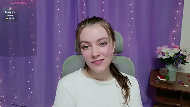 Snapshot of Lana__Cute_ chatting on 04/24/26, 02:30 Lana Cute online show from 04/24/26, 02:30