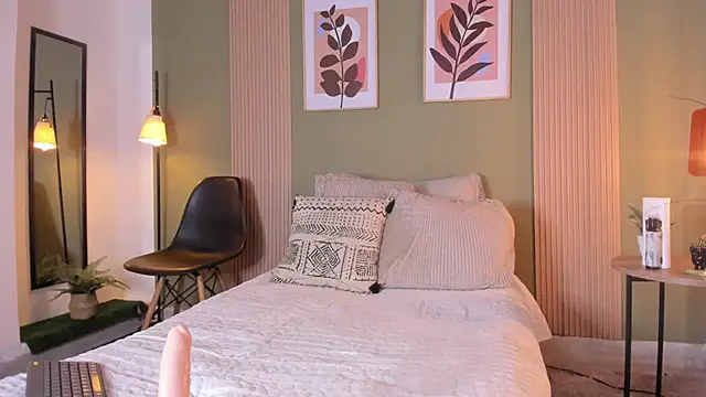 bella arias online show from 12/21/24, 12:42