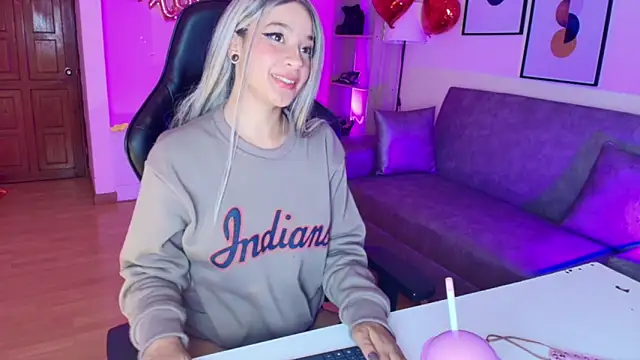 Snapshot of EmmaJhonnsson chatting on 02/04/25, 04:05 EmmaJhonnsson online show from 02/04/25, 04:05