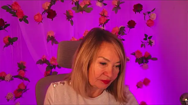 Snapshot of RosalindaFortuna chatting on 12/20/24, 01:43 RosalindaFortuna online show from 12/20/24, 01:43