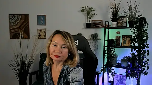 Snapshot of RosalindaFortuna chatting on 01/04/25, 02:04 RosalindaFortuna online show from 01/04/25, 02:04