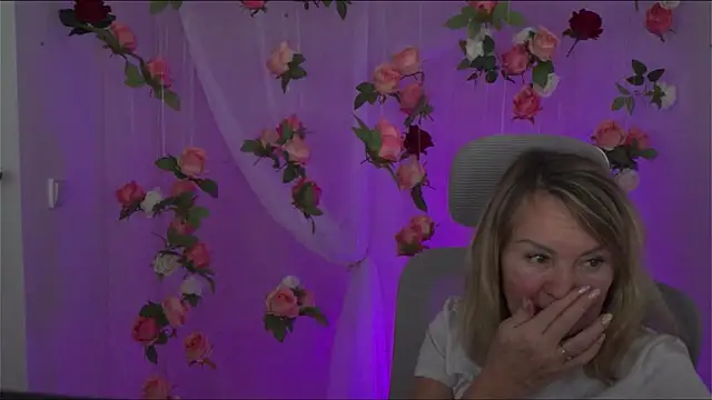 Snapshot of RosalindaFortuna chatting on 01/08/25, 11:43 RosalindaFortuna online show from 01/08/25, 11:43