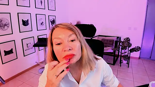 Snapshot of RosalindaFortuna chatting on 02/10/25, 02:16 RosalindaFortuna online show from 02/10/25, 02:16