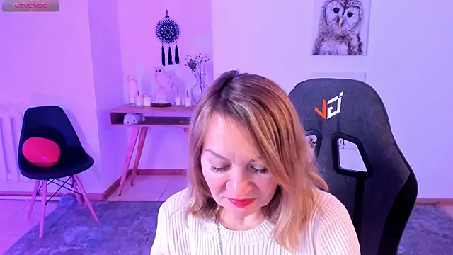 Snapshot of RosalindaFortuna chatting on 02/18/25, 02:16 RosalindaFortuna online show from 02/18/25, 02:16