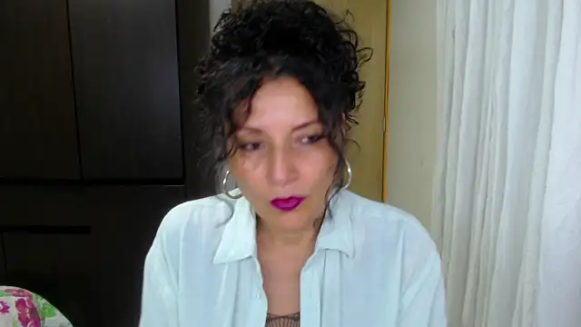 Snapshot of arianna_ros3 chatting on 05/06/26, 01:47 arianna ros3 online show from 05/06/26, 01:47