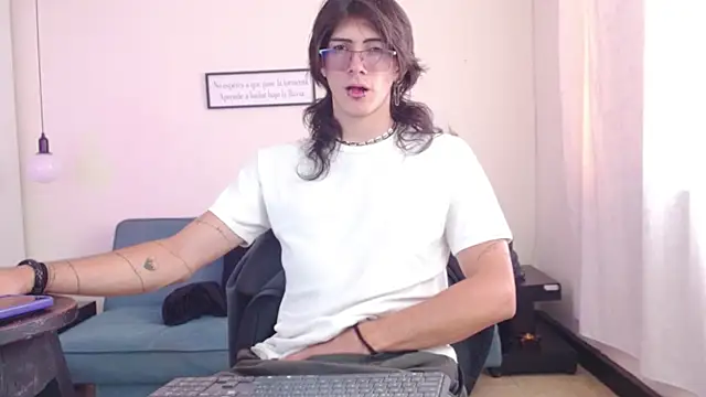 Snapshot of andreey50 chatting on 02/15/25, 08:11 andreey50 online show from 02/15/25, 08:11