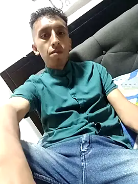 Snapshot of Alex-col chatting on 12/22/24, 12:07 Alex-col online show from 12/22/24, 12:07