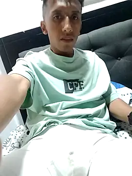 Snapshot of Alex-col chatting on 12/25/24, 07:57 Alex-col online show from 12/25/24, 07:57