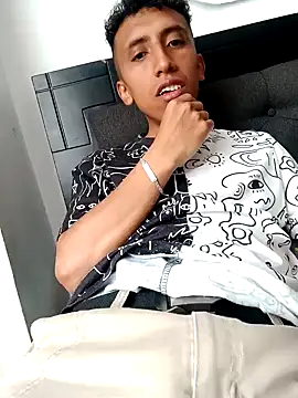 Snapshot of Alex-col chatting on 12/26/24, 04:36 Alex-col online show from 12/26/24, 04:36